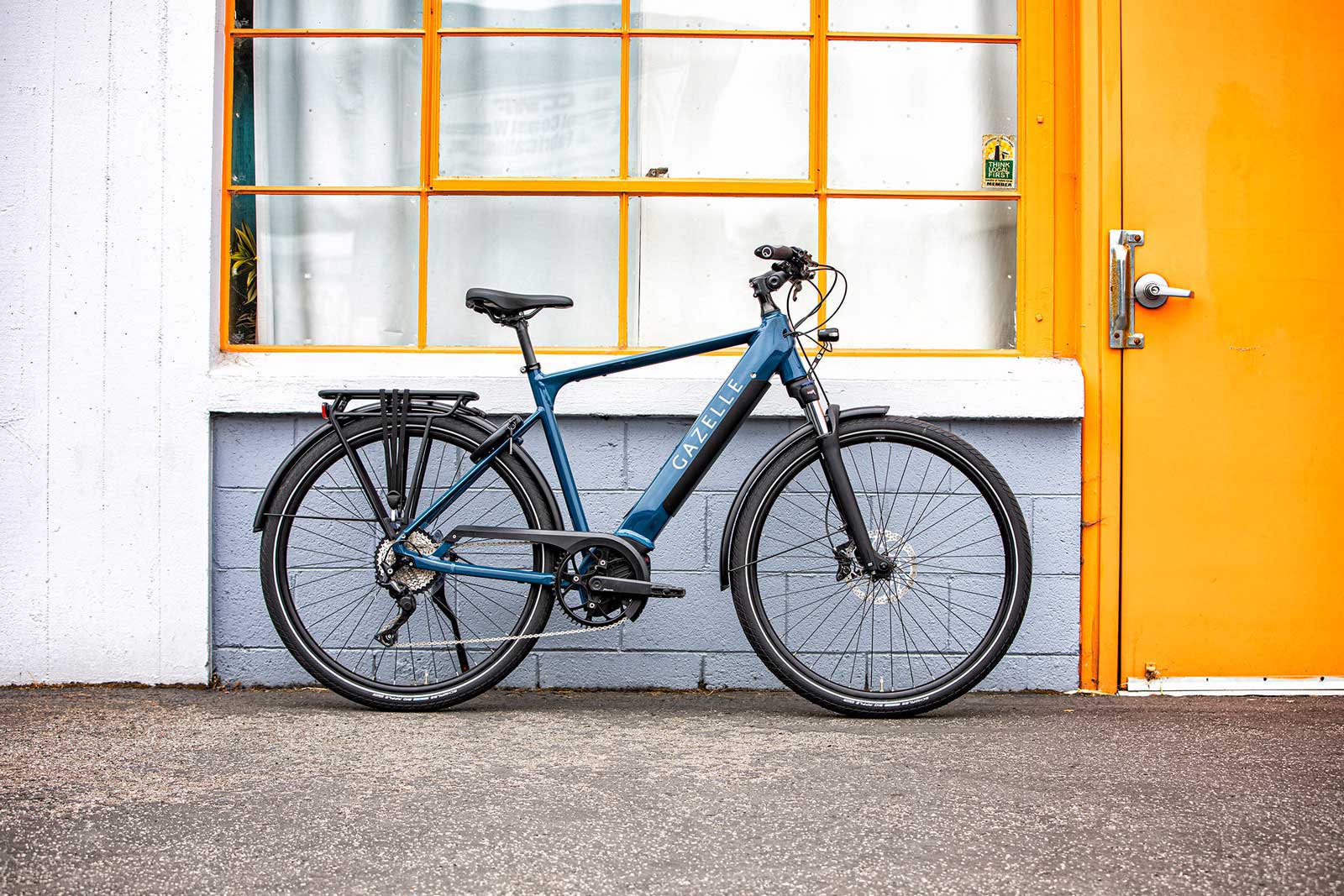 Reckless Shipyard: eBikes Royal Dutch Gazelle: Medeo T10 Mid Bar